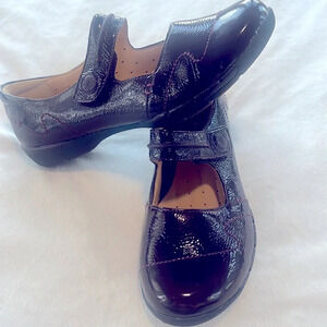 Clarks Women's Flats in Shiny Black